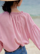 Sophie – Lässige Bluse mit Rüschenausschnitt und Knopfleiste vorne