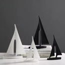 SailWhisper – Segelboot Skulptur für elegantes und modernes dekoratives Ausstellungsstück