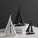 SailWhisper – Segelboot Skulptur für elegantes und modernes dekoratives Ausstellungsstück