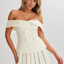 Elena – Off-Schulter-Kleid mit Faltenrock und modernem Design