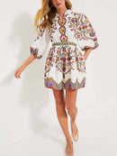 Nina – Kurzes Kleid mit Knopfleiste, Puffärmeln und gemustertem Design