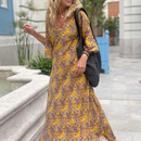 Aria - Fließendes Maxikleid mit Schaufelausschnitt und künstlerischen Mustern