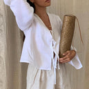 Lina - Elegante Langarmbluse mit Schleifendetails und tiefem V Ausschnitt