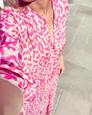 Clara - Schickes rosa Maxikleid mit Leopardenmuster