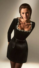 Melina - Modisches Minikleid mit eckigem Kragen und langen Ärmeln