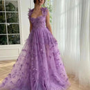 Eliza – Fließendes ausgestelltes Kleid mit floralen Akzenten und taillierter Taille