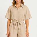 Elena – Leichter Kurzarm Jumpsuit mit Gürtel Taille und Knopfverschluss