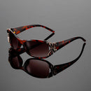 Luisa – Elegante UV Sonnenbrille mit einzigartigem Schmetterlingsanhänger Detail