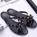 Carly - Freche flipflop Hausschuhe mit dekorativen Nieten und flacher Sohle
