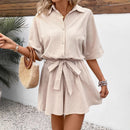 Elena – Leichter Kurzarm Jumpsuit mit Gürtel Taille und Knopfverschluss