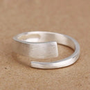 Selina – Minimalistischer offener Ring mit schlankem und verstellbarem Banddesign