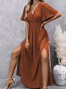 Frieda – Lässiges Kurzarmkleid mit V Ausschnitt plissierter Taille und Seitenschlitz