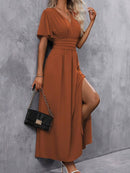 Frieda – Lässiges Kurzarmkleid mit V Ausschnitt plissierter Taille und Seitenschlitz