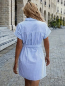 Melanie - Modisches gestreiftes Minikleid mit Gürtel und Knöpfen