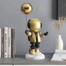 SkyBound – Verspielte Astronauten und Ballonfigur für eine traumhafte Wohndekoration