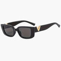 Isalie – Luxuriöse ovale Sonnenbrille mit goldenem V Akzent und schmalem Rahmen