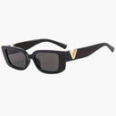 Isalie – Luxuriöse ovale Sonnenbrille mit goldenem V Akzent und schmalem Rahmen