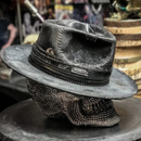 Gravemark – Handgefertigter Totenkopfhut aus Wolle mit markantem Design für trendige Streetstyle-Looks