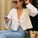 Lina - Elegante Langarmbluse mit Schleifendetails und tiefem V Ausschnitt