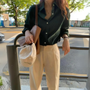 Grete – Lockere Passform Langarmshirt mit Knopfleiste