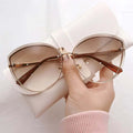 Eliana – Modische Cat-Eye-Sonnenbrille mit dunklen Gläsern und UV-Schutz