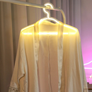 LumaHook – LED beleuchtete Kleiderbügel für einfache Schranknavigation