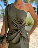 Amelie - Lässiges plissiertes Kleid mit geteilter Taille und eine Schulter