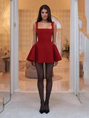 Vivara – Elegantes Minikleid mit Schößchen quadratischem Ausschnitt und ärmellos