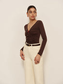 Laura – Stylisches Langarm Top mit tiefem V Ausschnitt