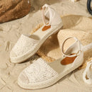 Henrike - Modische flache Sandalen mit Schnürsenkeln und Schnallenriemen für Komfort