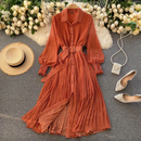 Svenja – Stilvolles Langarm Kleid mit gepunktetem Gürtel und Knöpfen