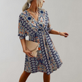 Liana – Elegantes Minikleid mit V-Ausschnitt und kurzen Ärmeln