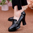 Isla – Schuhe mit dickem Absatz, Schnallendetail und offenem Zehendesign