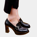 Isla – Schuhe mit dickem Absatz, Schnallendetail und offenem Zehendesign