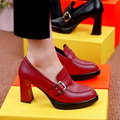 Isla – Schuhe mit dickem Absatz, Schnallendetail und offenem Zehendesign