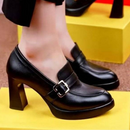 Isla – Schuhe mit dickem Absatz, Schnallendetail und offenem Zehendesign