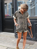 Naomi – Bluse mit Knopfleiste, gerollten Ärmeln und Animal-Print