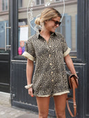 Naomi – Bluse mit Knopfleiste, gerollten Ärmeln und Animal-Print