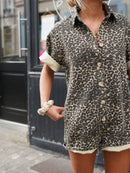 Naomi – Bluse mit Knopfleiste, gerollten Ärmeln und Animal-Print