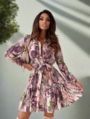 Lotta – Stilvolles geblümtes Minikleid mit langen Ärmeln und Gürtel