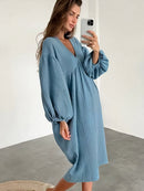 Tana - Lässiges Kleid mit V Ausschnitt und übergroßen Laternenärmeln