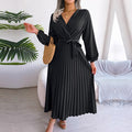 Nina - V Ausschnitt Plisseekleid mit langen Ärmeln und Gürtel