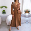 Nina - V Ausschnitt Plisseekleid mit langen Ärmeln und Gürtel
