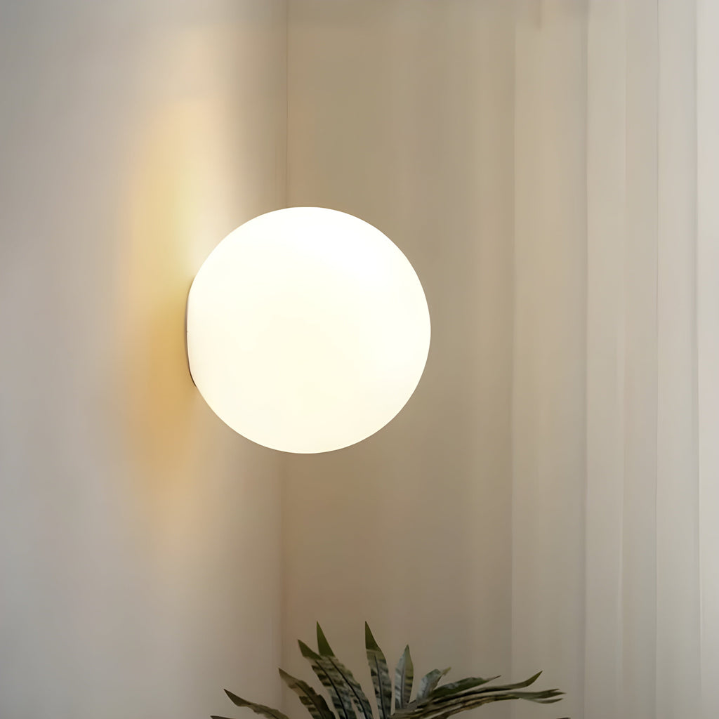 Moderne Wandleuchte mit rundem Milchglas Schirm