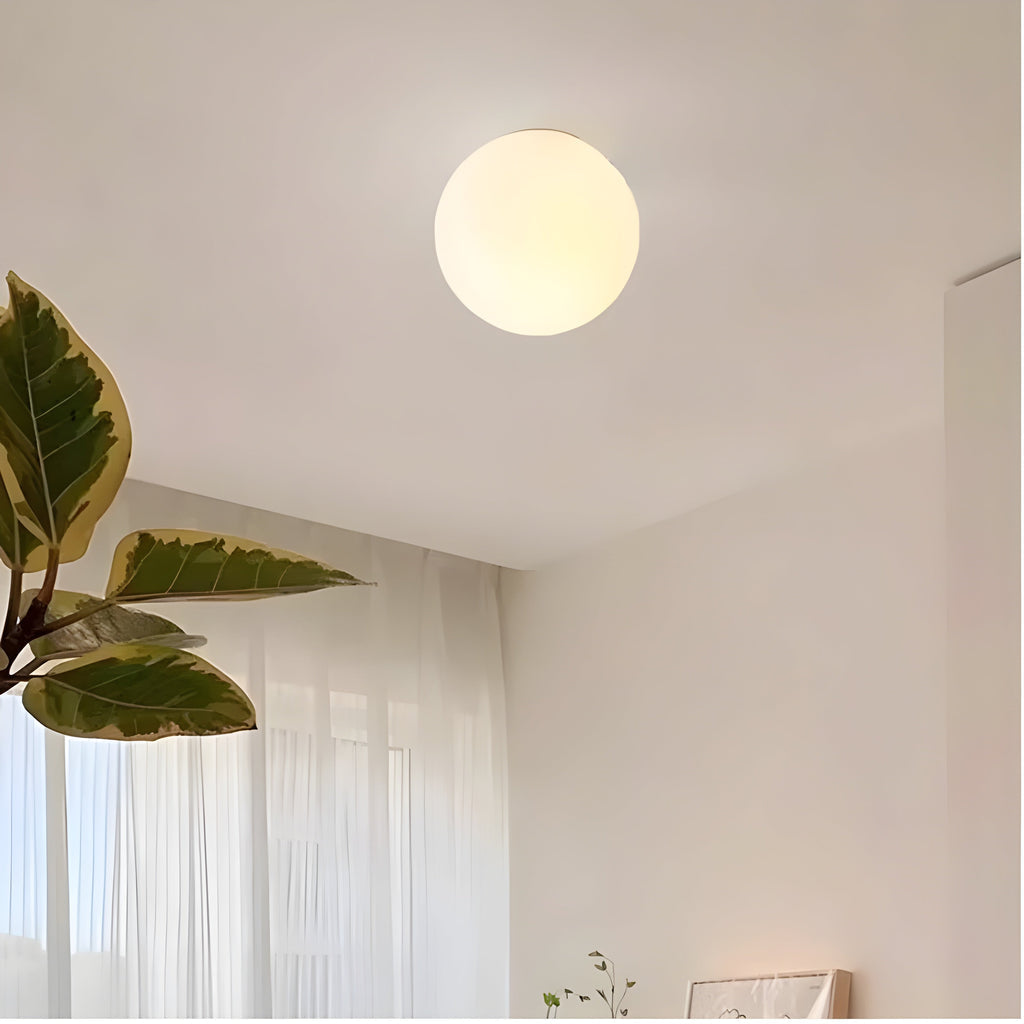 Moderne Wandleuchte mit rundem Milchglas Schirm