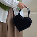 Lilia – Schicke herzförmige Handtasche mit Reißverschlusstaschen und dezenten Nähten
