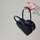 Lilia – Schicke herzförmige Handtasche mit Reißverschlusstaschen und dezenten Nähten