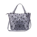 Vera – Moderne Tragetasche mit skulpturalem Muster und bequemem Riemen