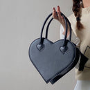 Lilia – Schicke herzförmige Handtasche mit Reißverschlusstaschen und dezenten Nähten