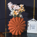 SculptaVase – Geometrische Plisseevase für Blumenarrangements und Wohndekor